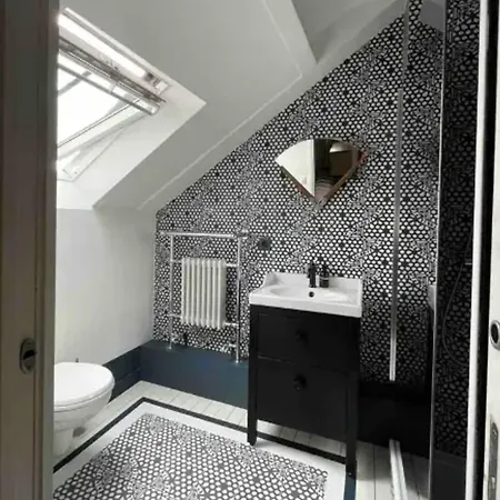 Holiday home Maison Spacieuse Avec Jacuzzi A 250 M² + Jardin